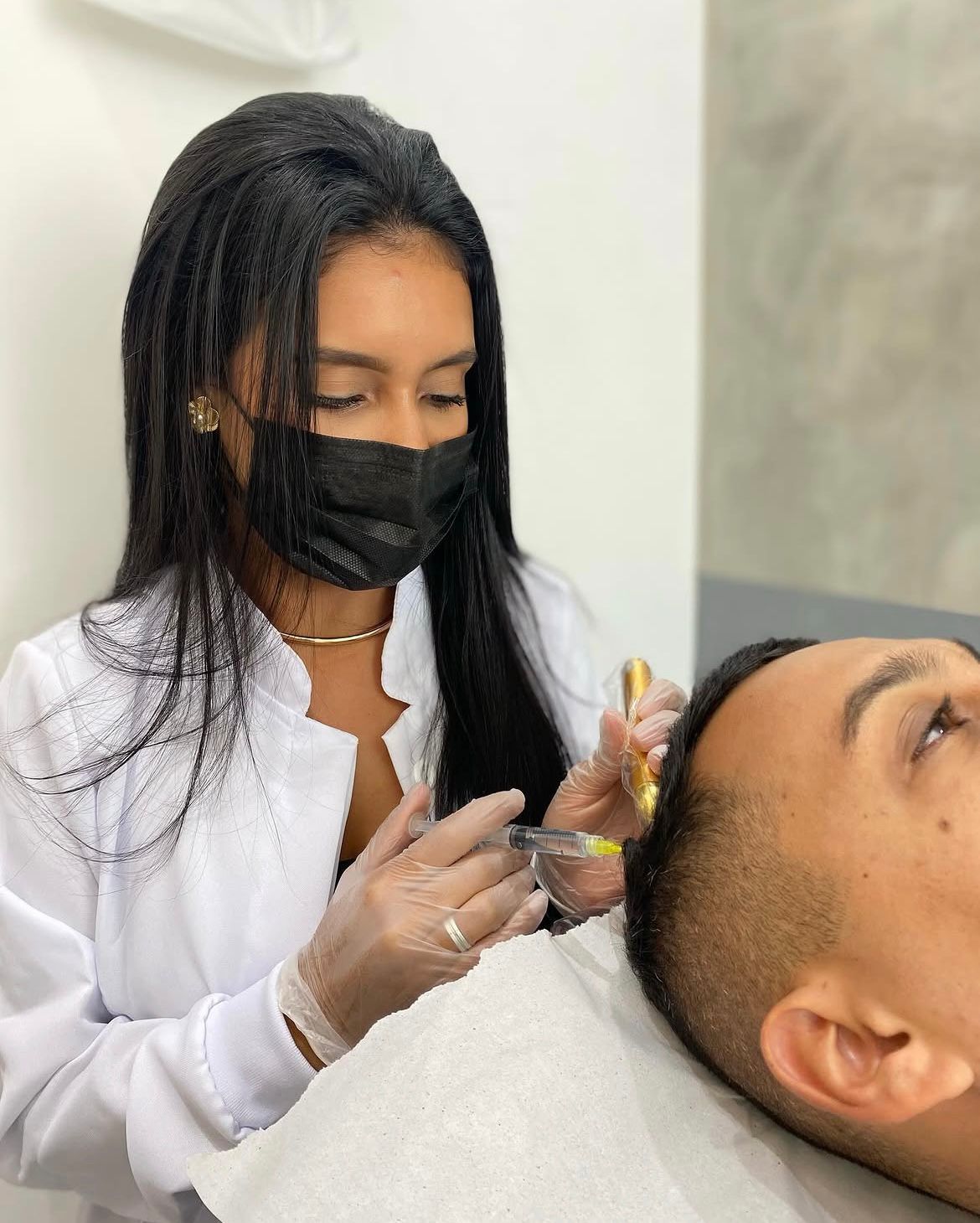 Procedimento de mesoterapia capilar